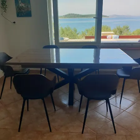 Vitanese With A Well-protected Harbour * טקון