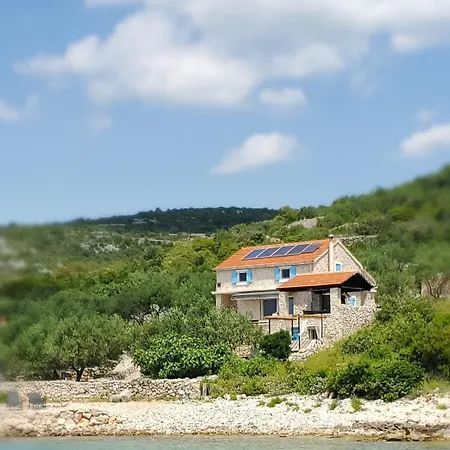 Vitanese With A Well-protected Harbour * טקון
