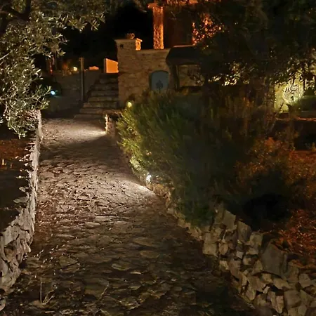 Villa Vitanese With A Well-protected Harbour