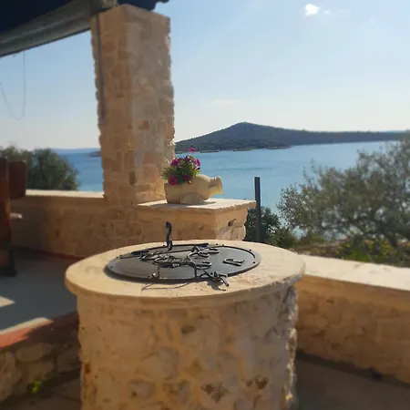 Vitanese With A Well-protected Harbour וילה טקון