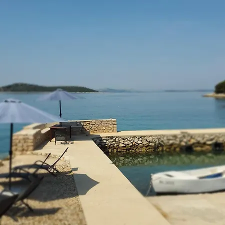 Vitanese With A Well-protected Harbour טקון